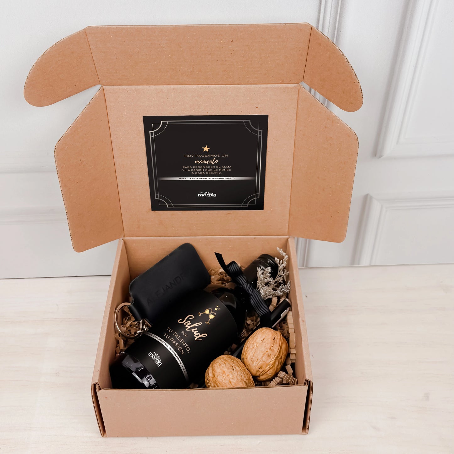 Caja sorpresa con bebida oscura