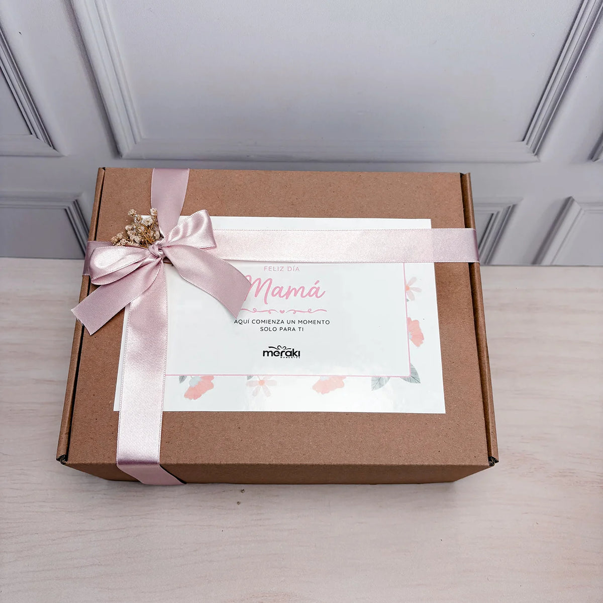 Box de Cartón con Cafetera y Flores