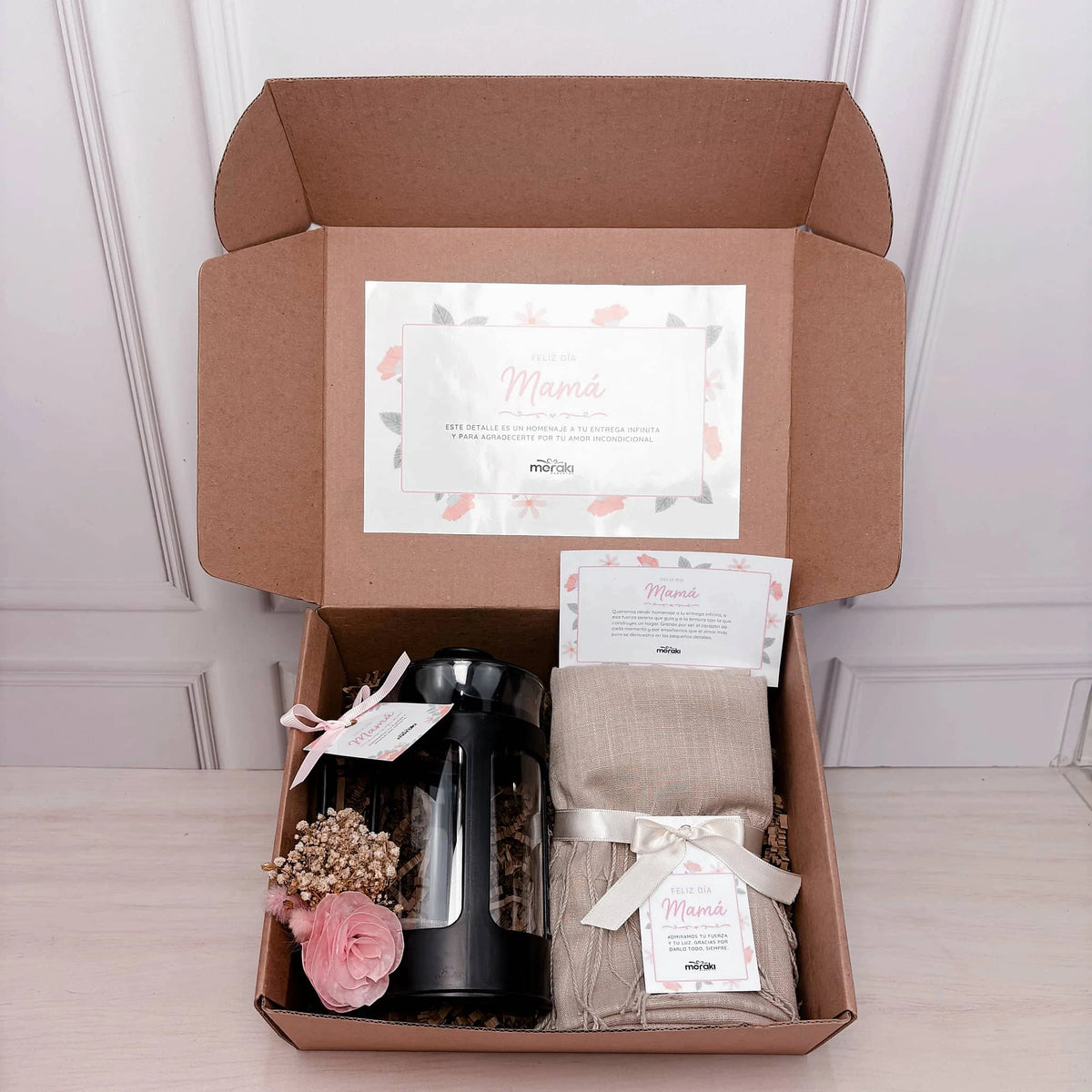 Box de Cartón con Cafetera y Pashmina