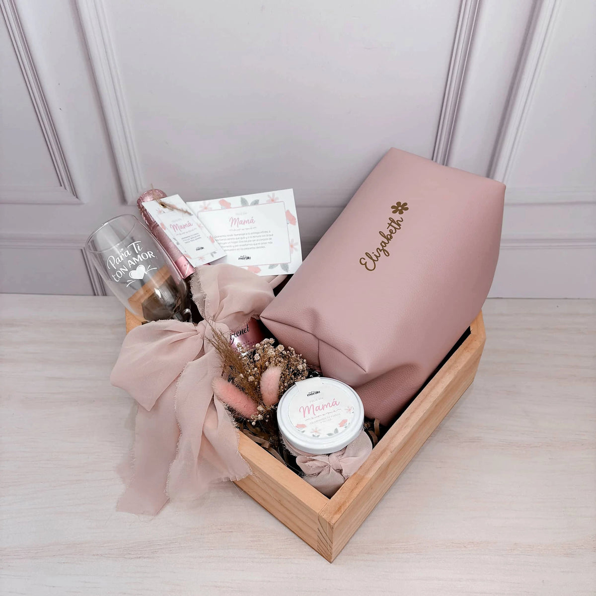 Box de Pino Corazón con Vino y Neceser