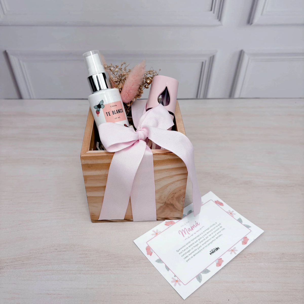 Box de Pino con Colonia y Flores