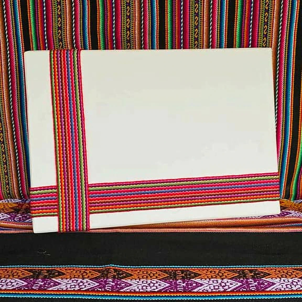 Caja con Pisco Portón y Muñecos Artesanales