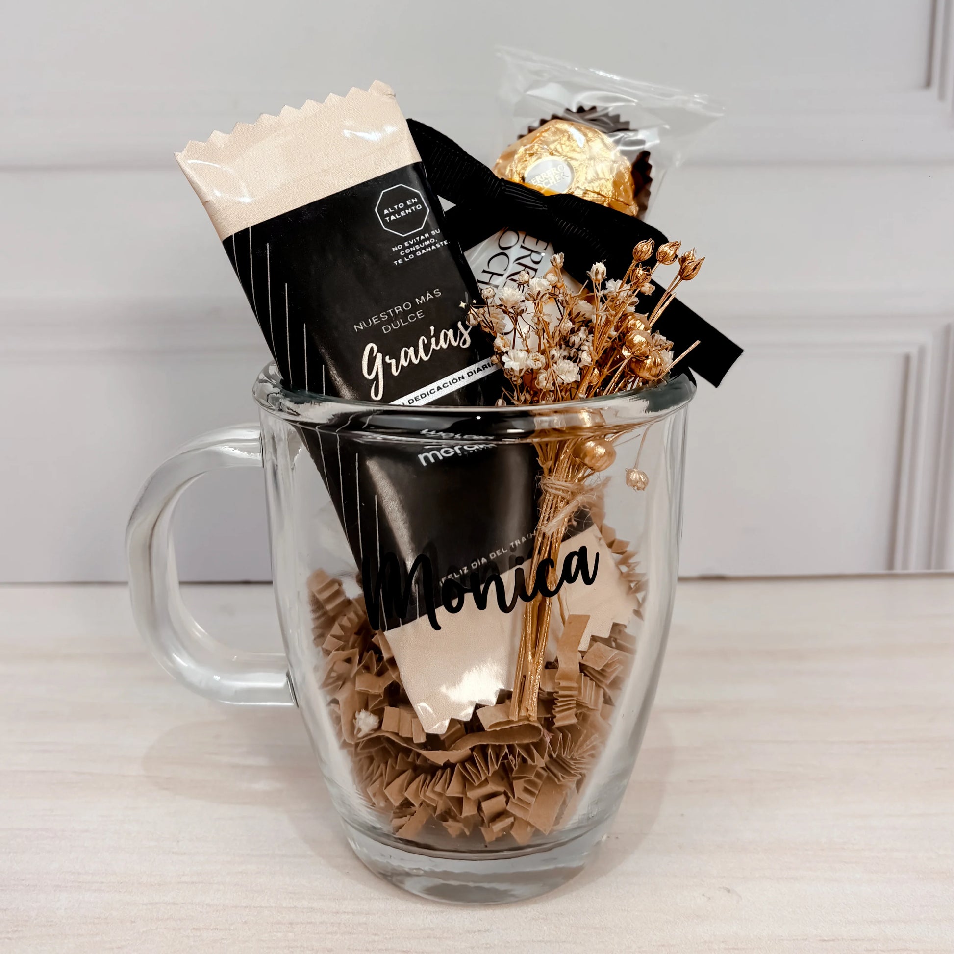 Taza de cristal con dulces