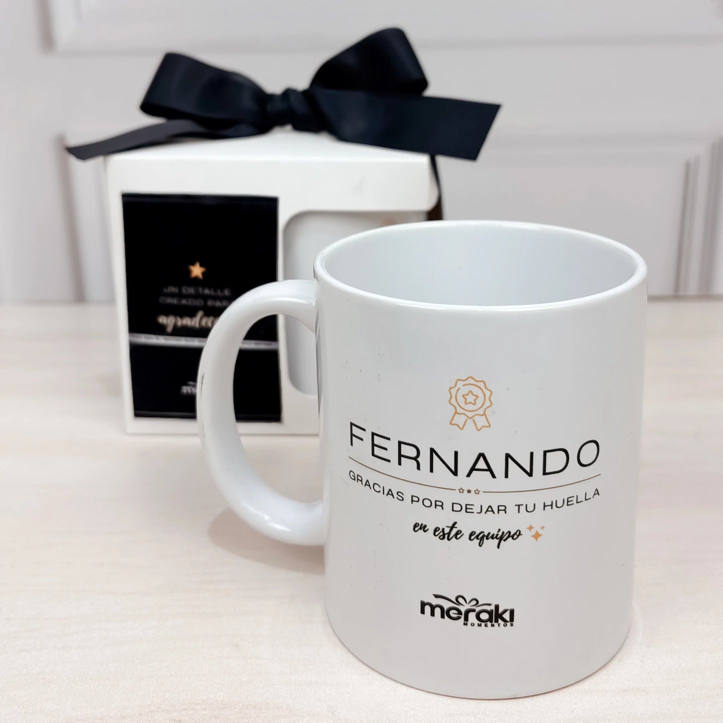 Huella sorpresa con taza blanca