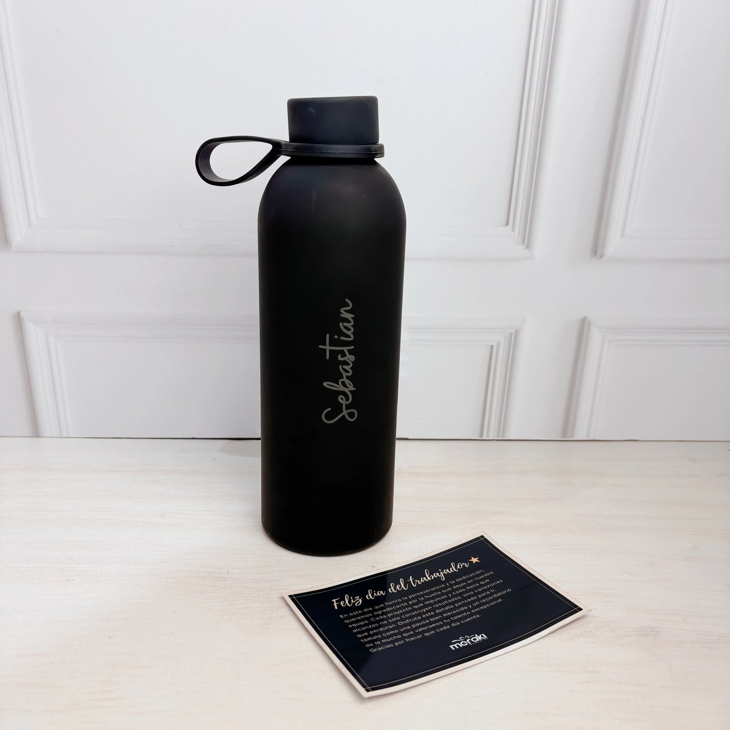 Botella negra con tarjeta