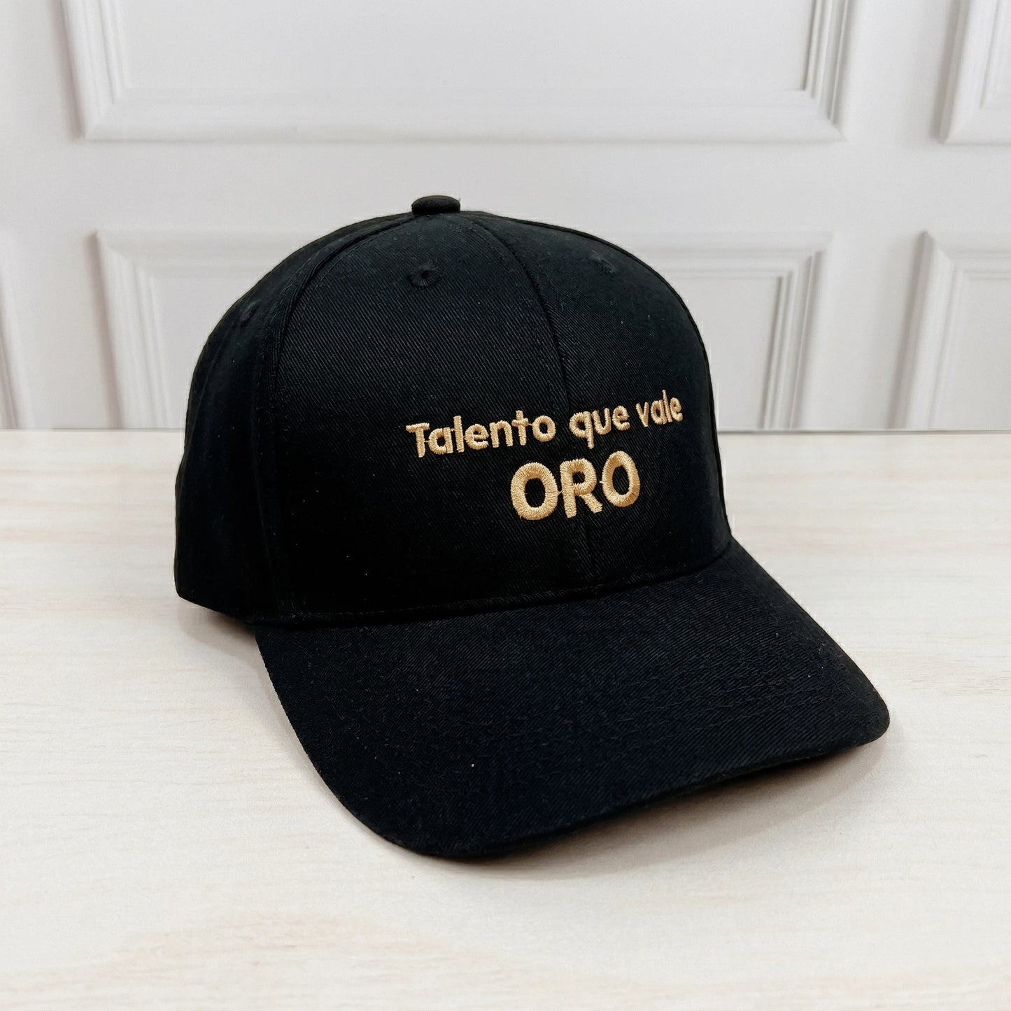 Gorra negra con bordado