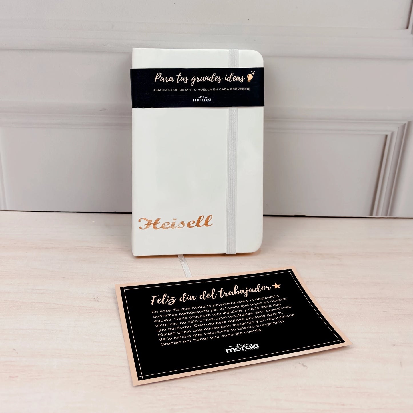 Libreta blanca con tarjeta