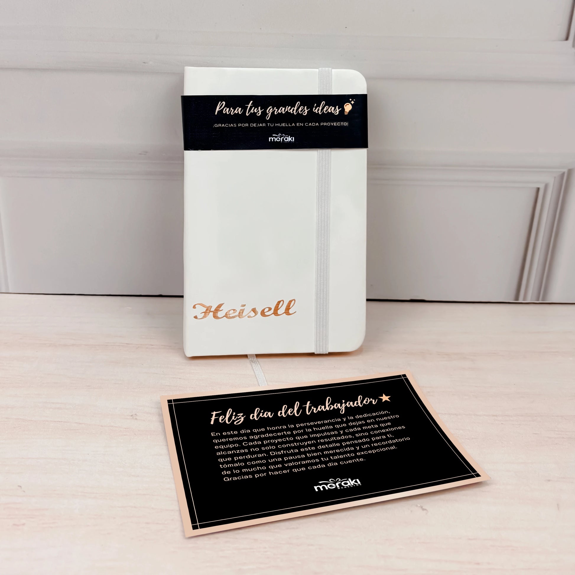 Libreta blanca con tarjeta