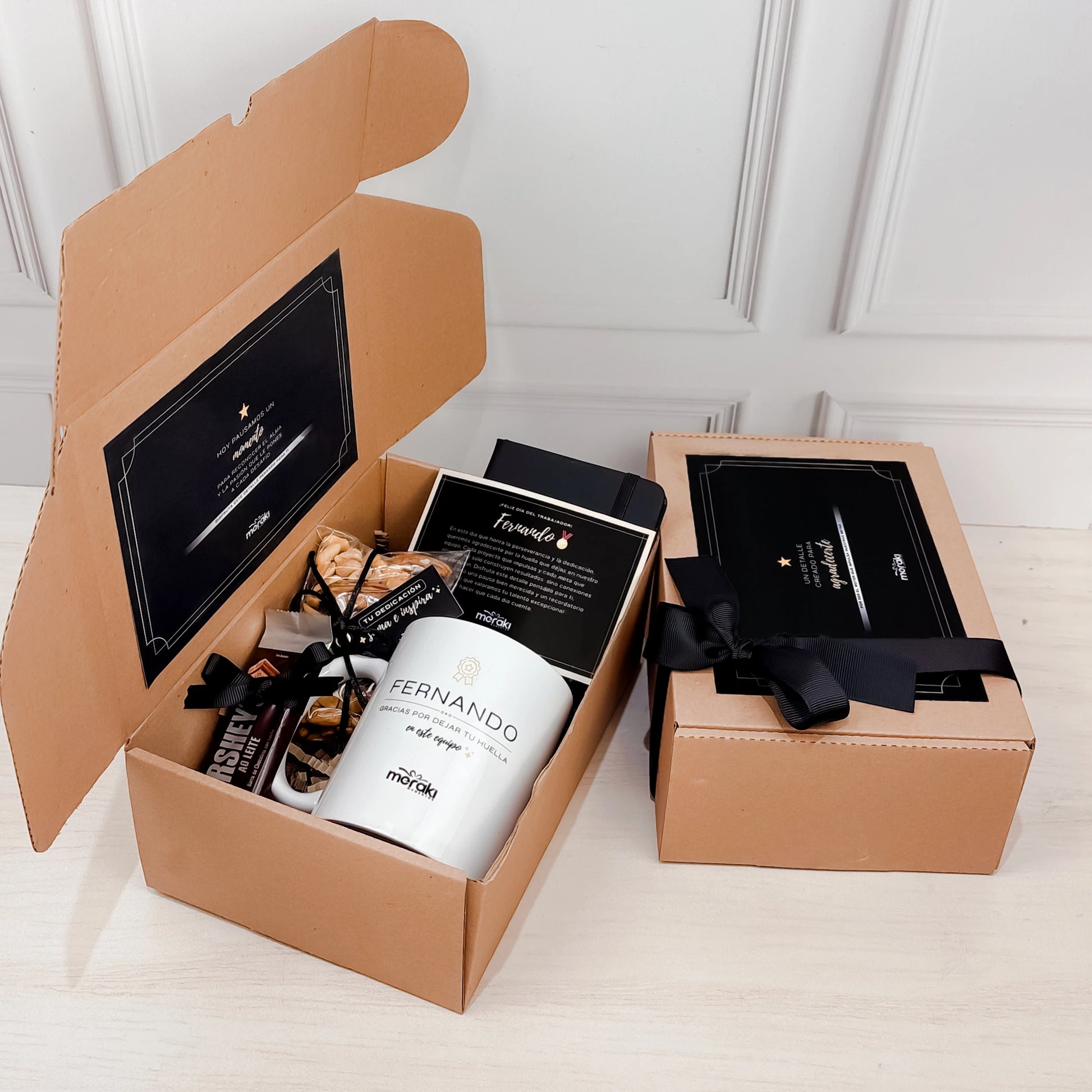 Caja sorpresa con taza blanca