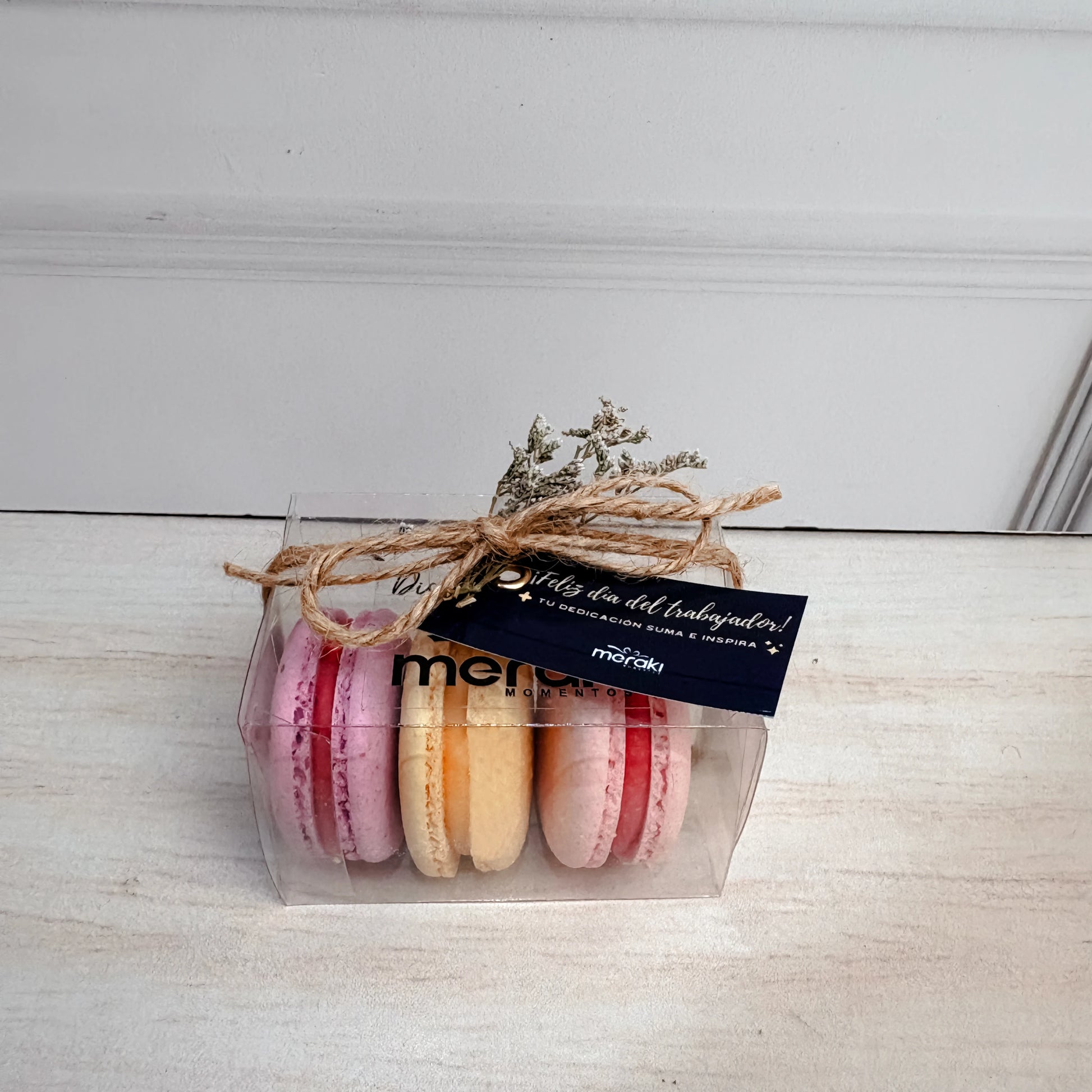 Caja transparente con macarons